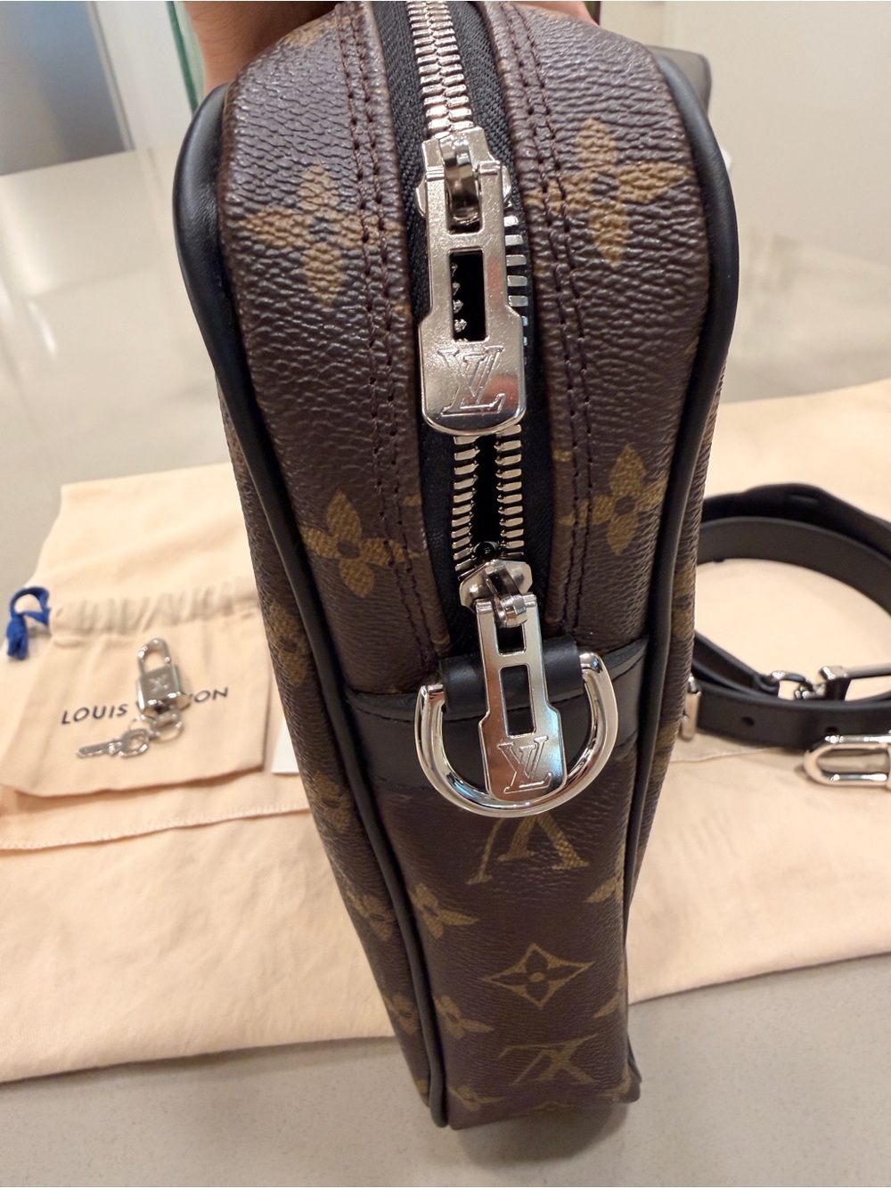 Louis Vuitton Porte-Documents Voyage PM in Monogram - Picture 2 of 8